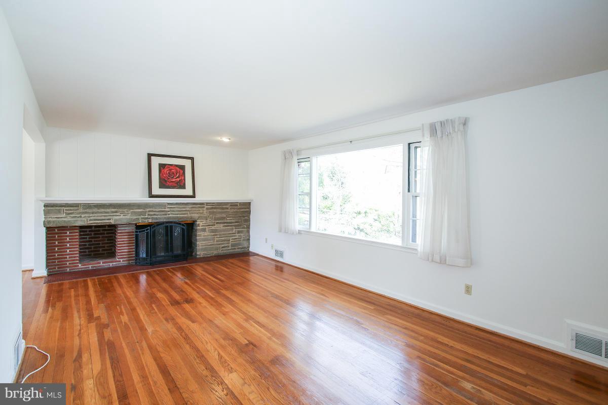 6104 River Road Bethesda, MD 20817 - Photo 7 of 30 Family Room