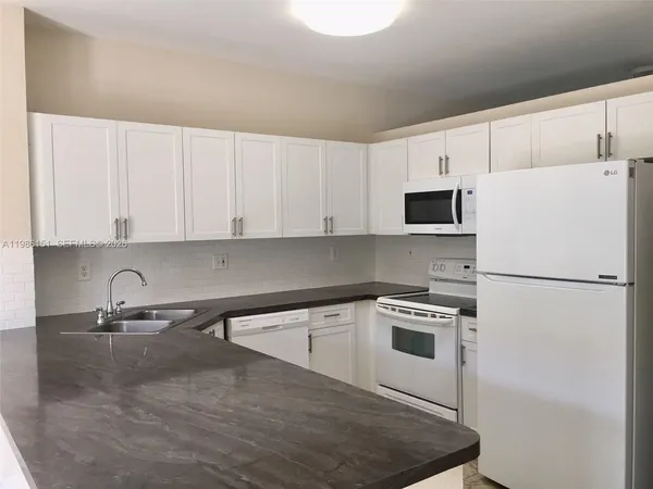 $2,600 | 6930 Northwest 179th Street, Unit 3078, Hialeah, FL 33015