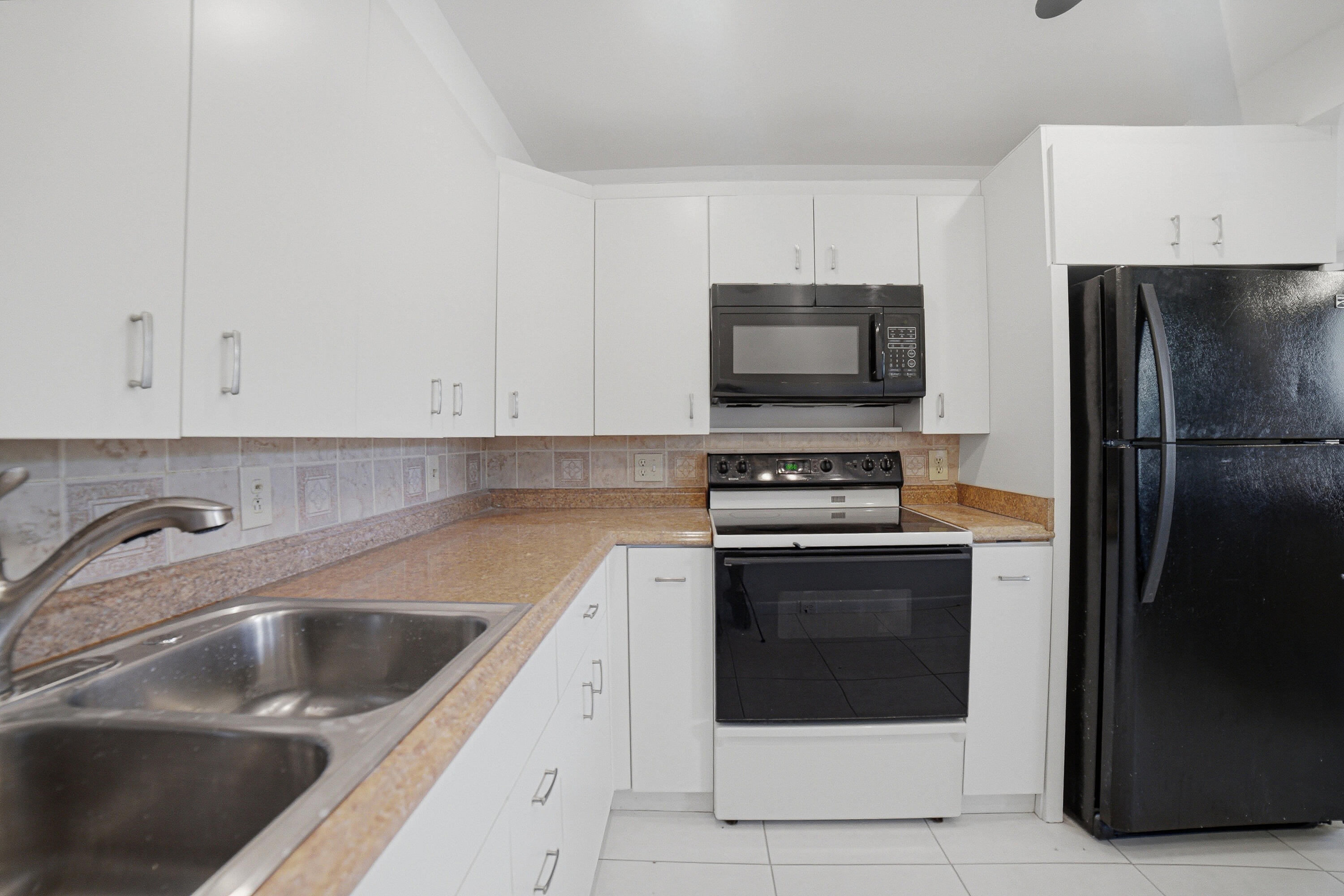 1025 Newcastle B, Unit 1025 Boca Raton, FL 33434 - Photo 11 of 31 Kitchen-B