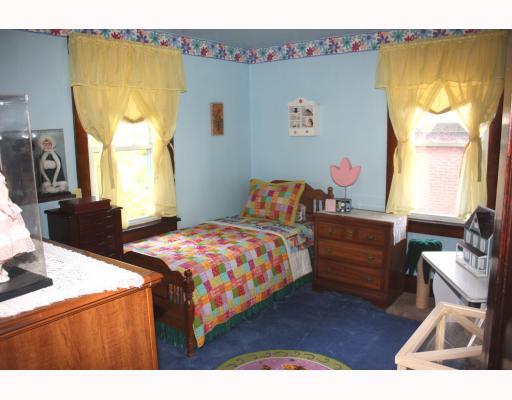 4044 Franklin Road Observatory Hill, PA 15214 - Photo 13 of 16 Other. Large 2nd bedroom has cheerful design.