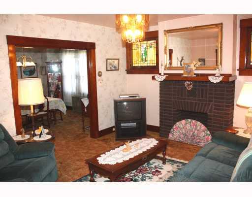4044 Franklin Road Observatory Hill, PA 15214 - Photo 5 of 16 Living Room. You ll find gentle decor, timeless elegance and splendid woodwork throughout the home.