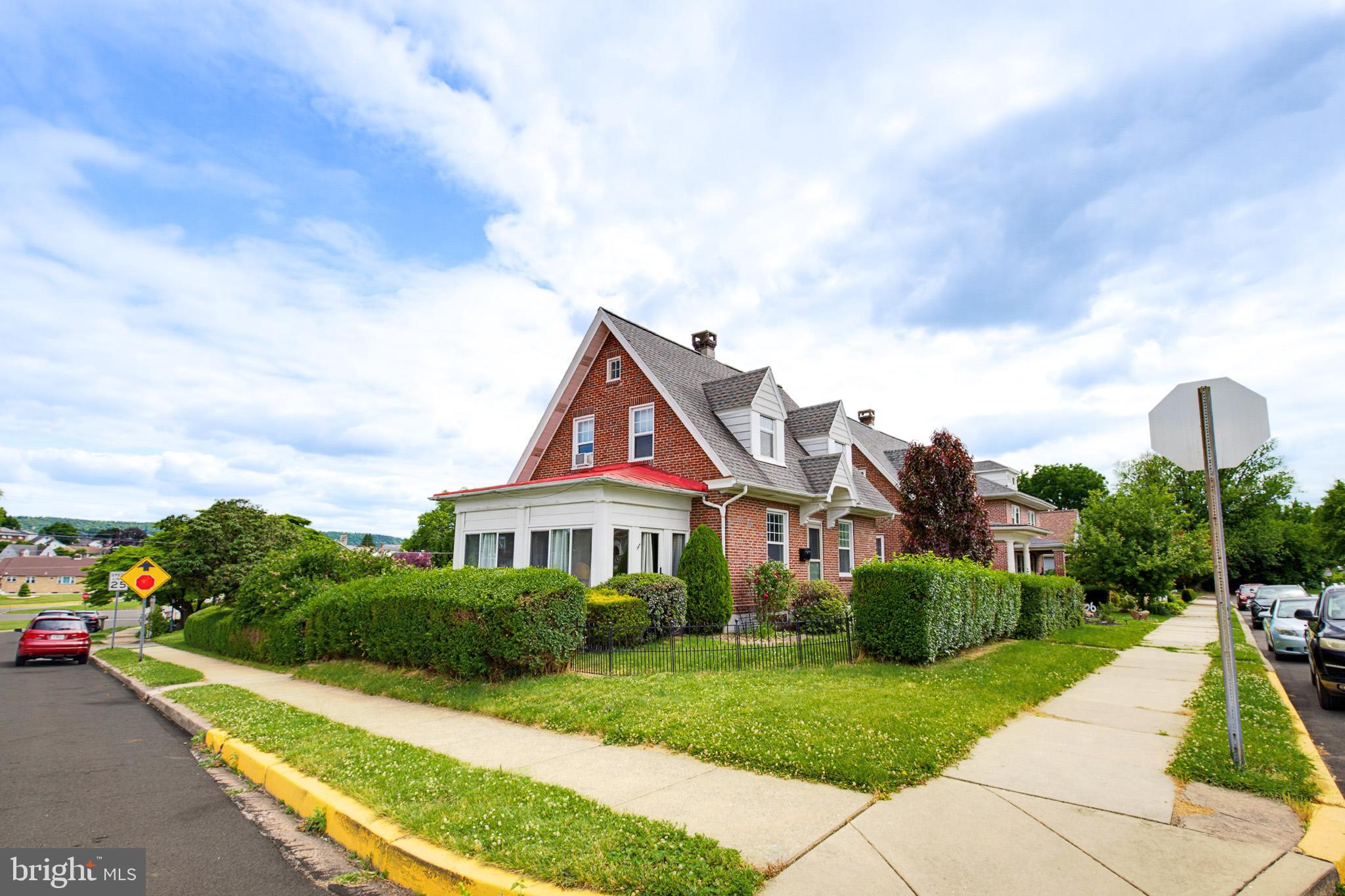 1402 Brooke Boulevard Reading, PA 19607 - Photo 4 of 40