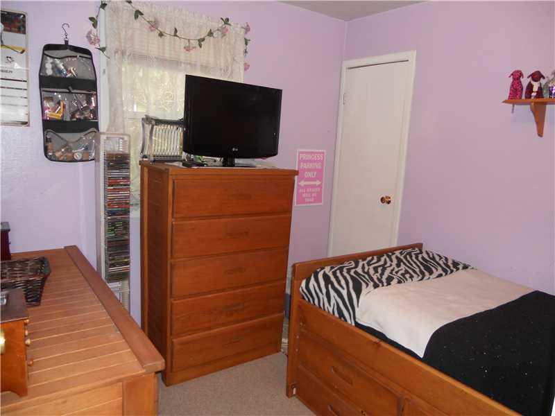 1251 Rinaldi Street Verona, PA 15147 - Photo 5 of 14 Bedroom.