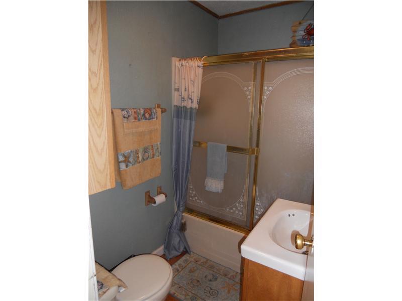 1251 Rinaldi Street Verona, PA 15147 - Photo 7 of 14 Full Bath.
