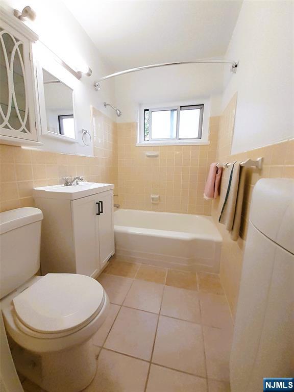 3071 Edwin Avenue, Unit 5G Fort Lee, NJ 07024 - Photo 16 of 21 a bathroom with a sink a toilet and bathtub