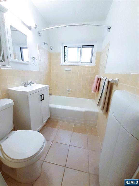 3071 Edwin Avenue, Unit 5G Fort Lee, NJ 07024 - Photo 17 of 21 a bathroom with a sink a toilet and bathtub