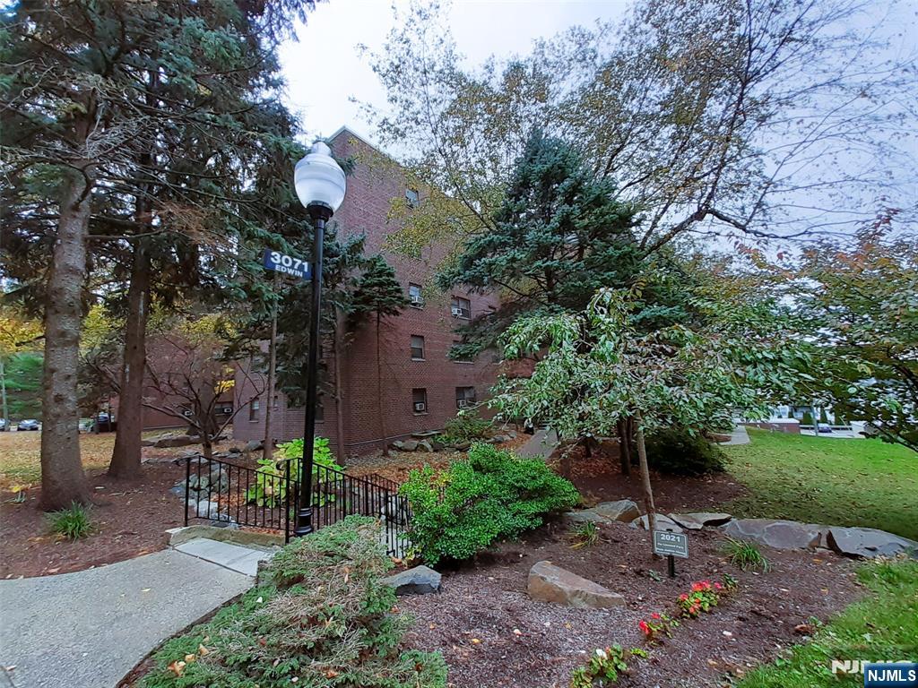 3071 Edwin Avenue, Unit 5G Fort Lee, NJ 07024 - Photo 2 of 21 a backyard of a house with lots of green space