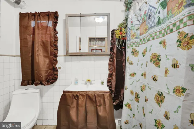 a view of walk in closet