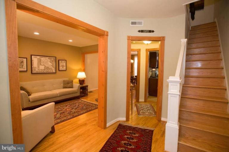 601 Columbia Road Northwest Washington, DC 20001 - Photo 4 of 13 Entrance / Foyer