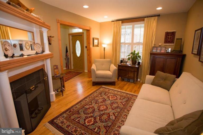 601 Columbia Road Northwest Washington, DC 20001 - Photo 9 of 13 Living Room