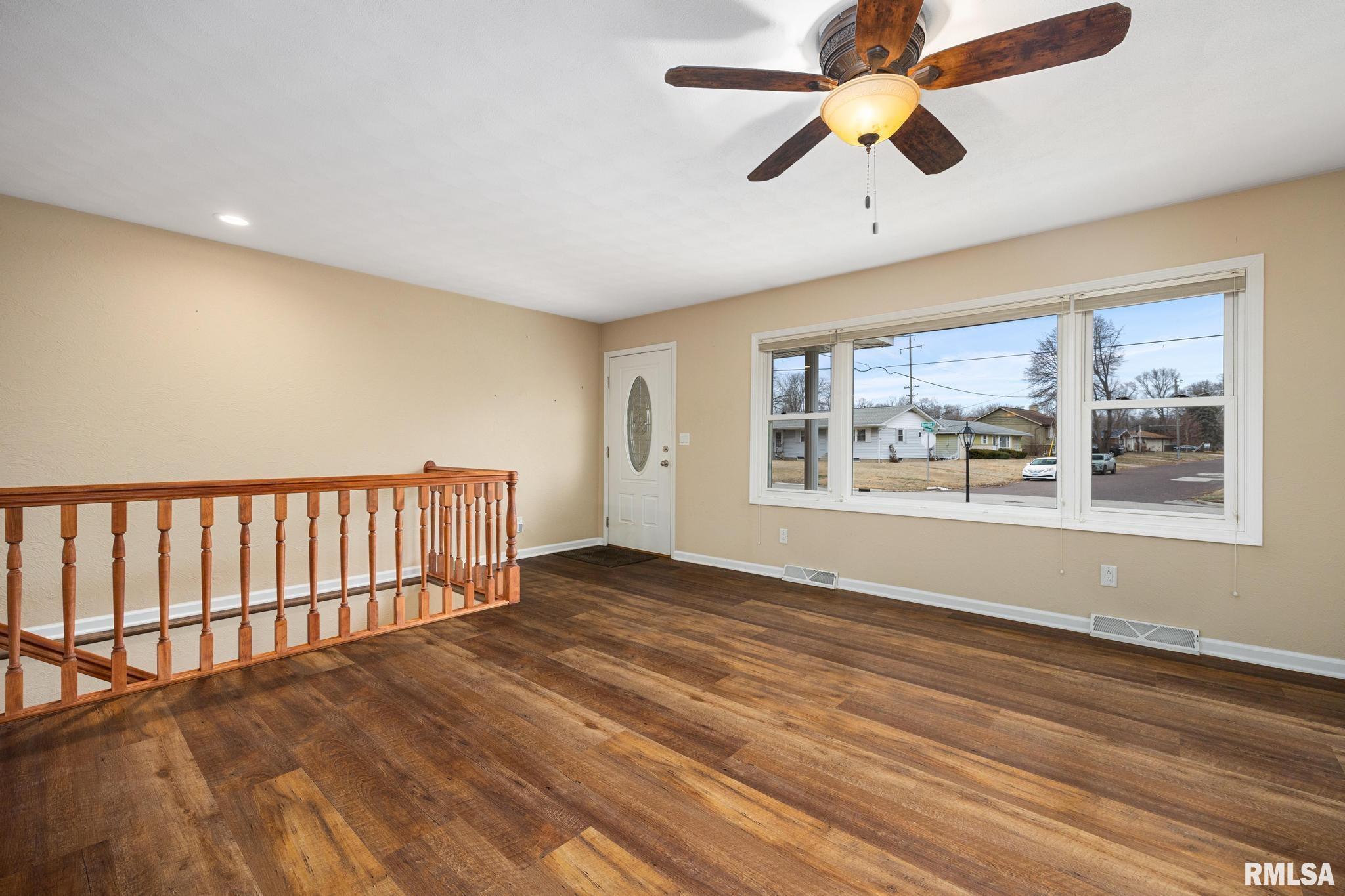 302 Sheridan Road Pekin, IL 61554 - Photo 4 of 44