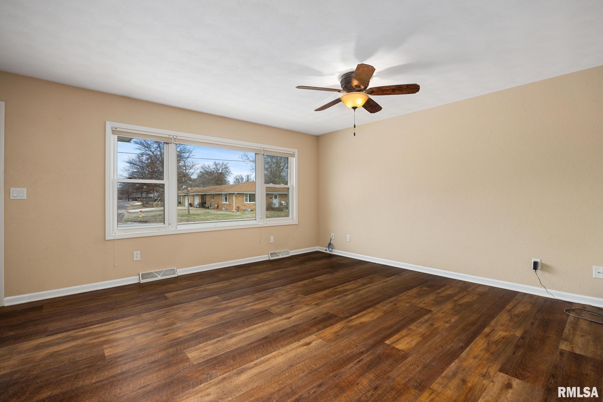 302 Sheridan Road Pekin, IL 61554 - Photo 7 of 44