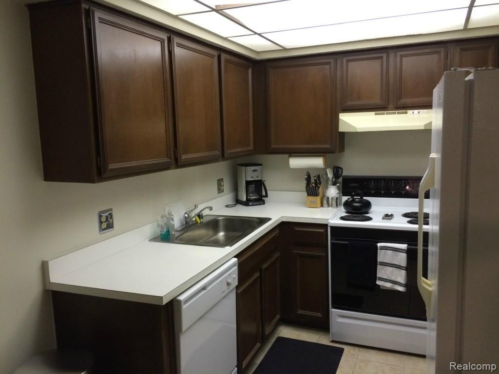 29620 Middlebelt Road, Unit 106 Farmington Hills, MI 48334 - Photo 6 of 32