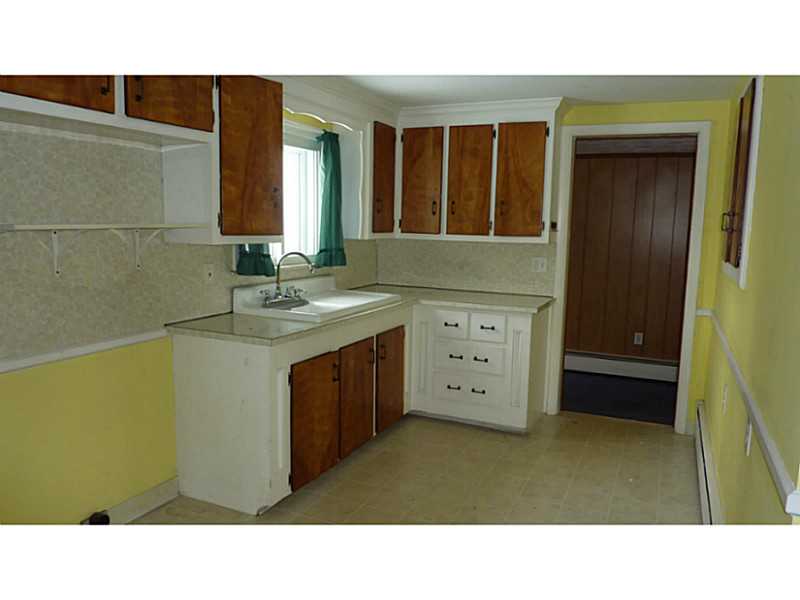 80 Partition Street Warwick, RI 02888 - Photo 4 of 8 Kitchen.