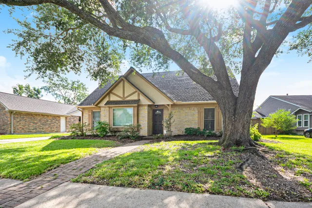 $2,550 | 302 Lochnell Drive, Houston, TX 77062