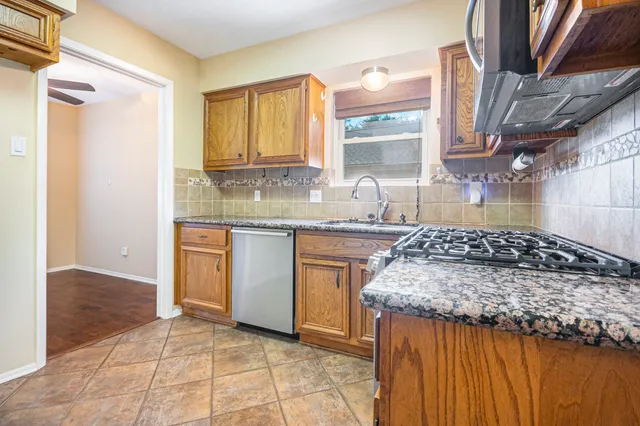 $2,550 | 302 Lochnell Drive, Houston, TX 77062