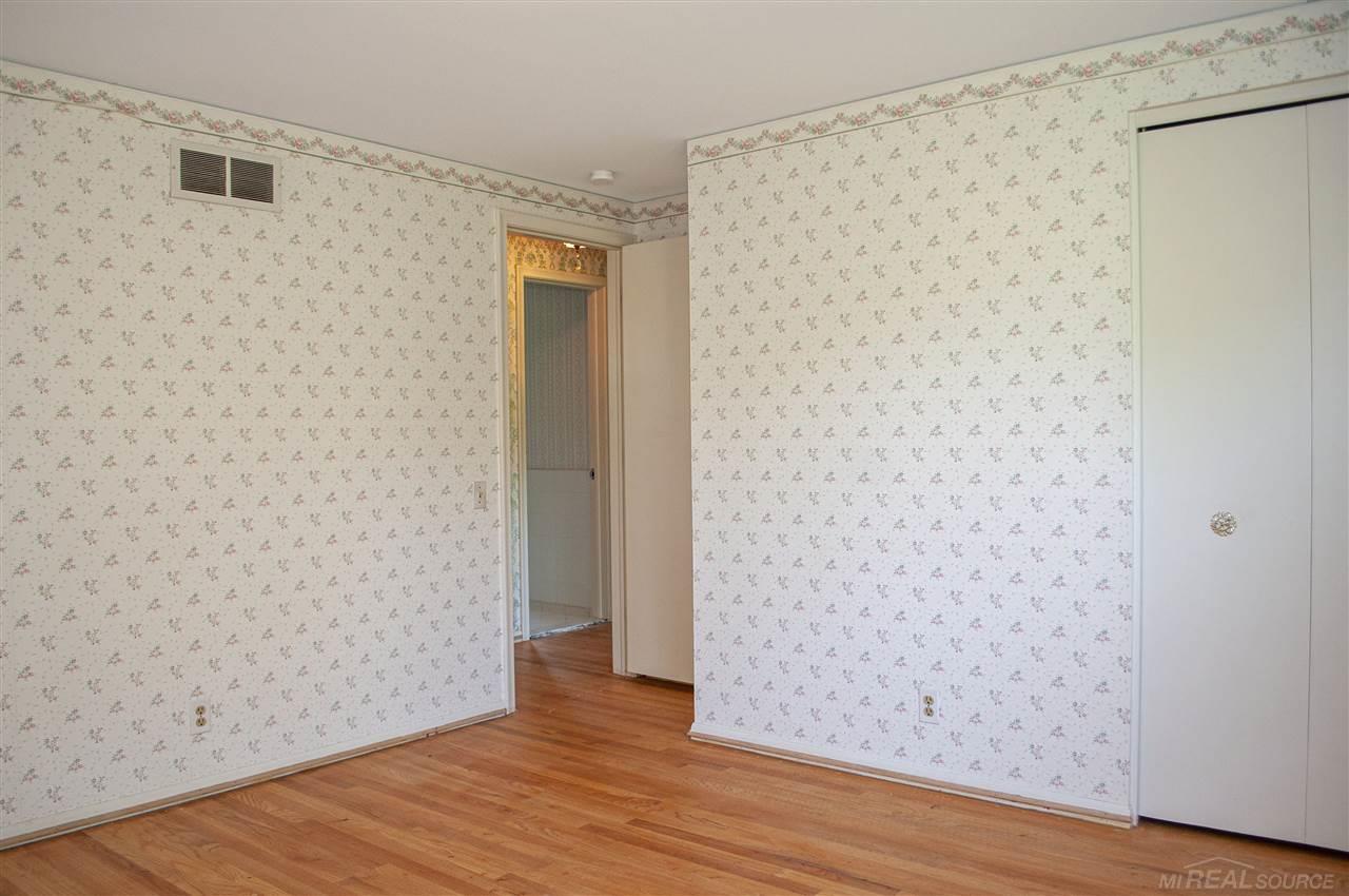 921 Cook Grosse Pointe, MI 48236 - Photo 18 of 26 50016843-18.JPG