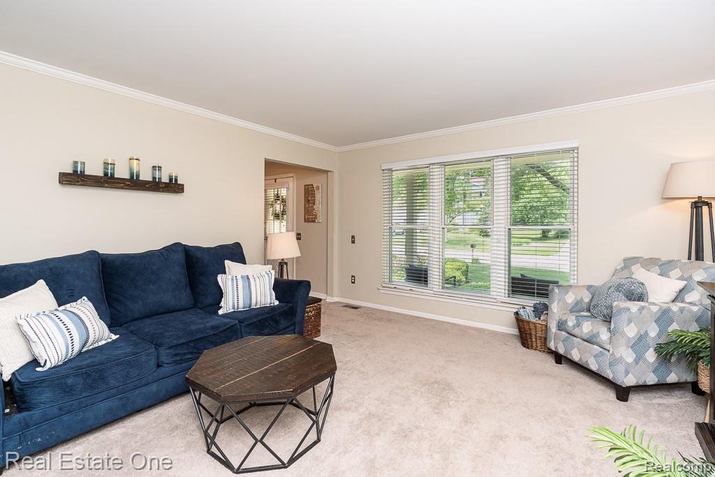 606 Whitney Drive Rochester, MI 48307 - Photo 6 of 42 606 Whitney_MLS-005.jpg
