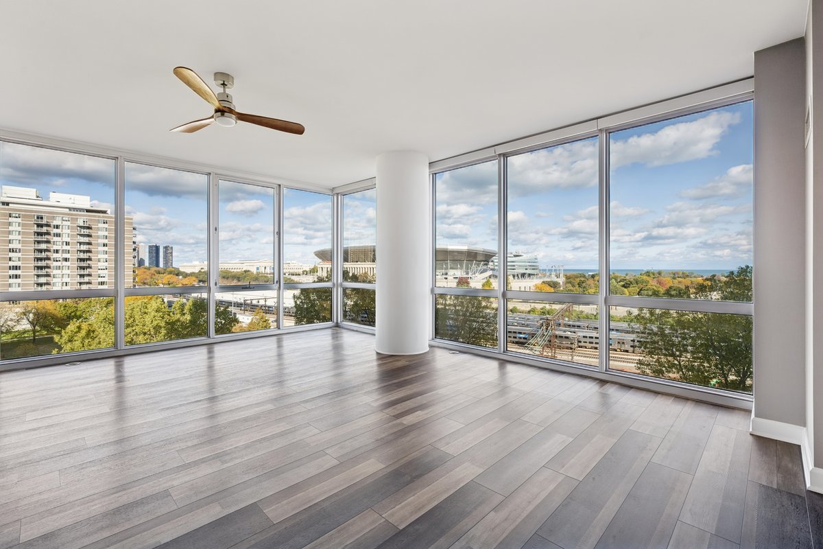 1629 South Prairie Avenue, Unit 801 Chicago, IL 60616 - Photo 6 of 33 an empty room with wooden floor and windows
