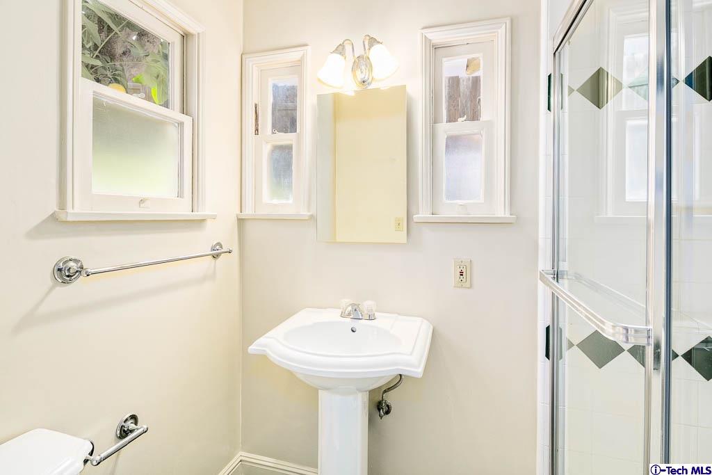 927 Rosemount Road Glendale, CA 91207 - Photo 24 of 36 Gallery Image 24