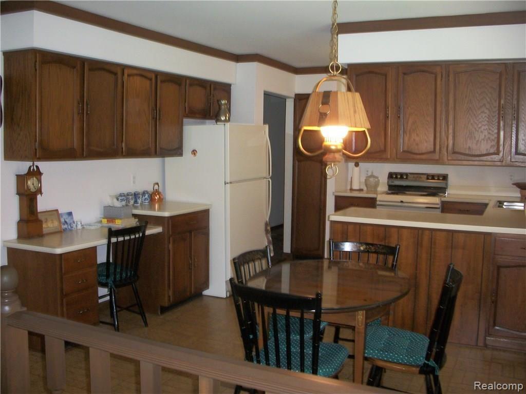 344 Lake Forest Road Rochester Hills, MI 48309 - Photo 4 of 12