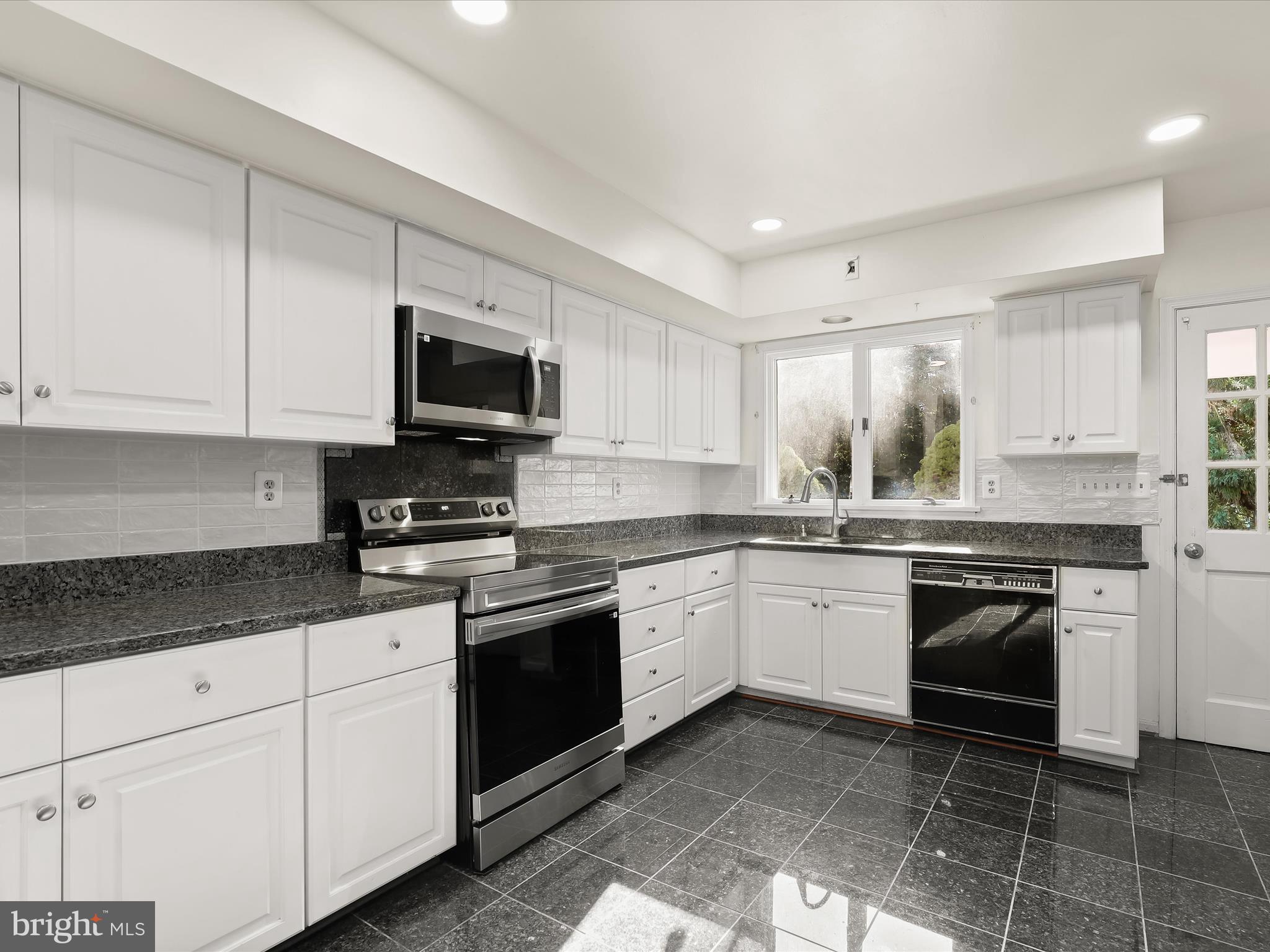 13719 Killarney Court Phoenix, MD 21131 - Photo 15 of 81 Decorative Backsplash