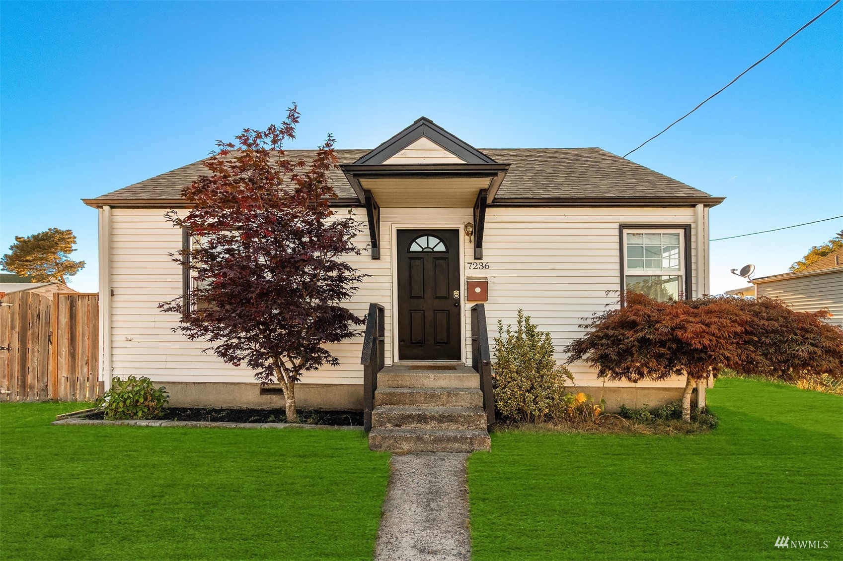 7236 South Montgomery Street Tacoma, WA 98409 - Photo 12 of 34 a front view of a house with garden