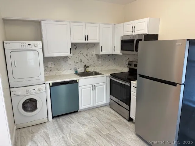 $2,575 | 211 Knickerbocker Avenue, Stamford, CT 06907