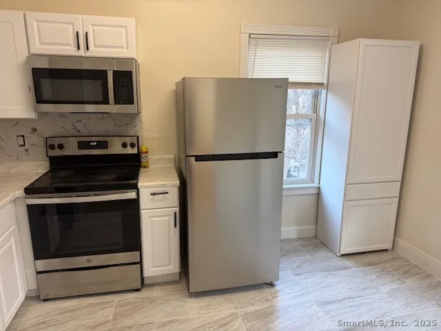 $2,575 | 211 Knickerbocker Avenue, Stamford, CT 06907