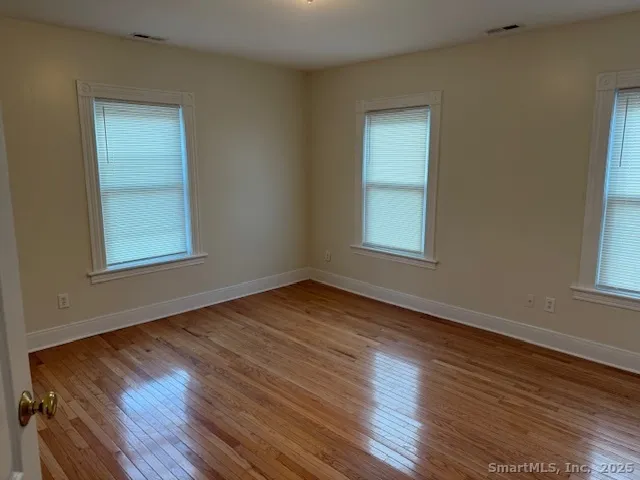 $2,575 | 211 Knickerbocker Avenue, Stamford, CT 06907