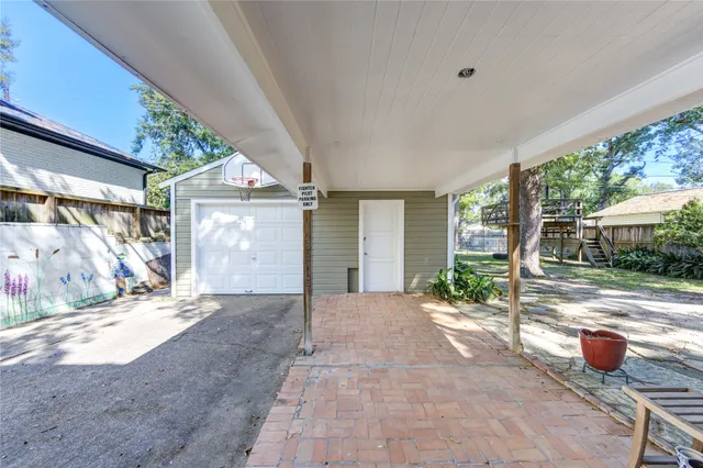 a view of backyard of the house