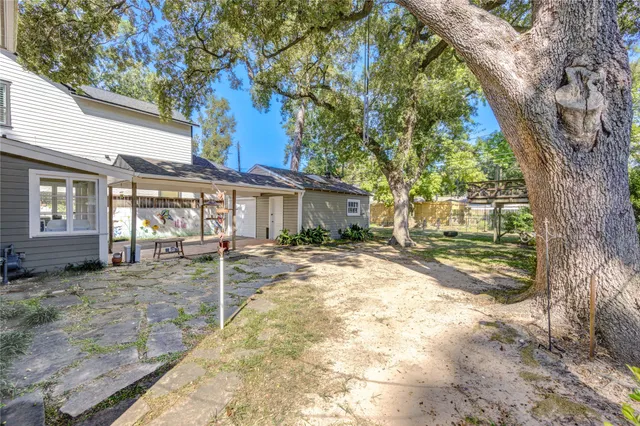 a view of a house with backyard and sitting area