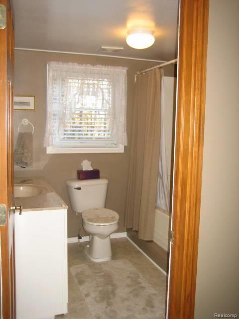 539 Golf Road Lapeer, MI 48446 - Photo 13 of 22 Downstairs Bath