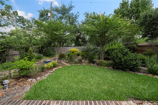 $1,200 | 2114 Saxon Drive, Houston, TX 77018