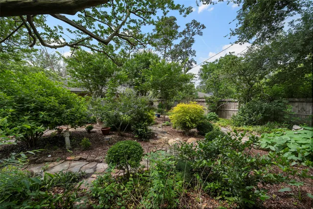 $1,200 | 2114 Saxon Drive, Houston, TX 77018