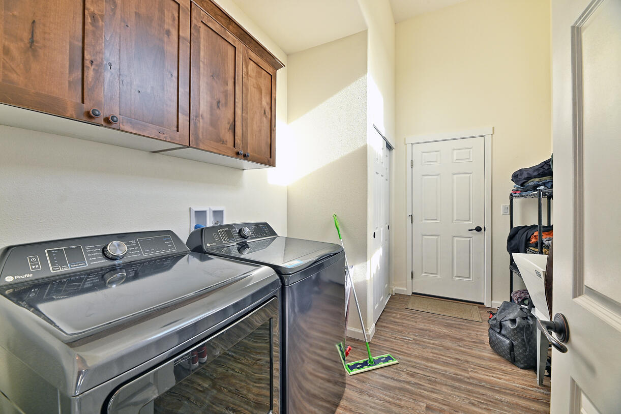 804 South Valley View Road Ashland, OR 97520 - Photo 20 of 32 Laundry
