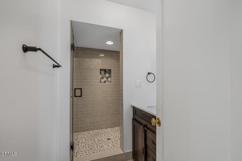 6131 Ranchito Avenue Los Angeles, CA 91401 - Photo 9 of 12