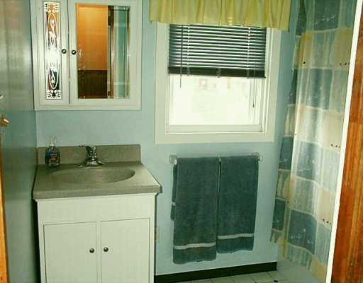 637 Garfield Street Springdale, PA 15144 - Photo 4 of 6 Master Bath/Spa.