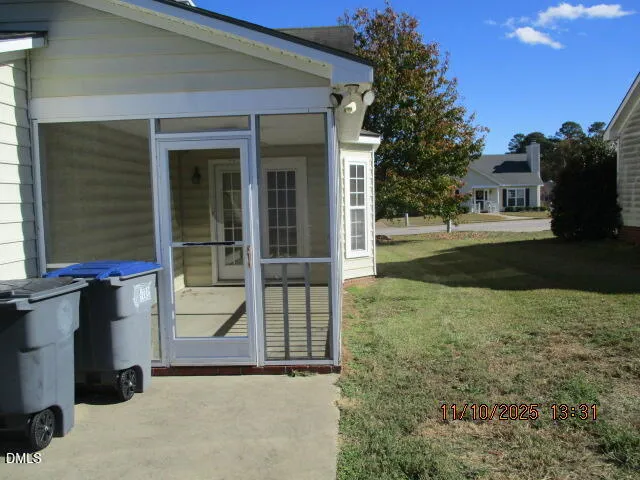 a view of a house with backyard and garden