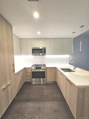 $3,500 | 131-03 40 Road, Unit PH1Y | Flushing