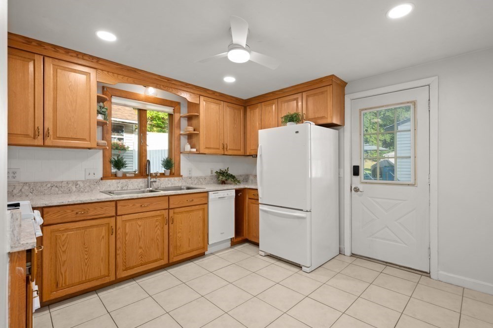 24 Greenwood Road Peabody, MA 01960 - Photo 10 of 31