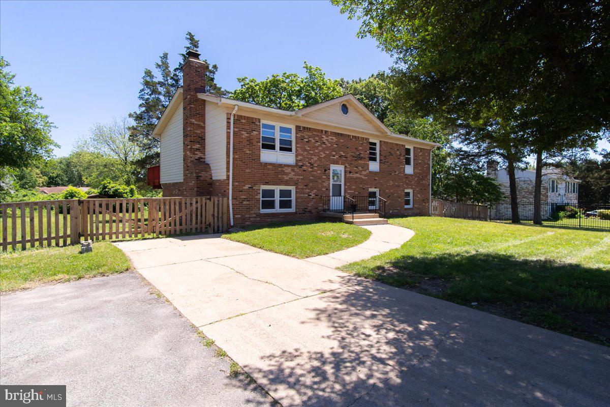 8004 Malcolm Road Clinton, MD 20735 - Photo 3 of 34