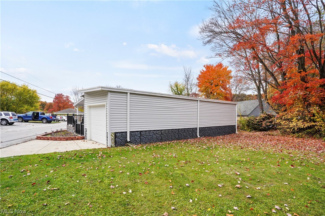 418 East Caston Road, Unit C1 Akron, OH 44319 - Photo 19 of 20 Garage with a lawn