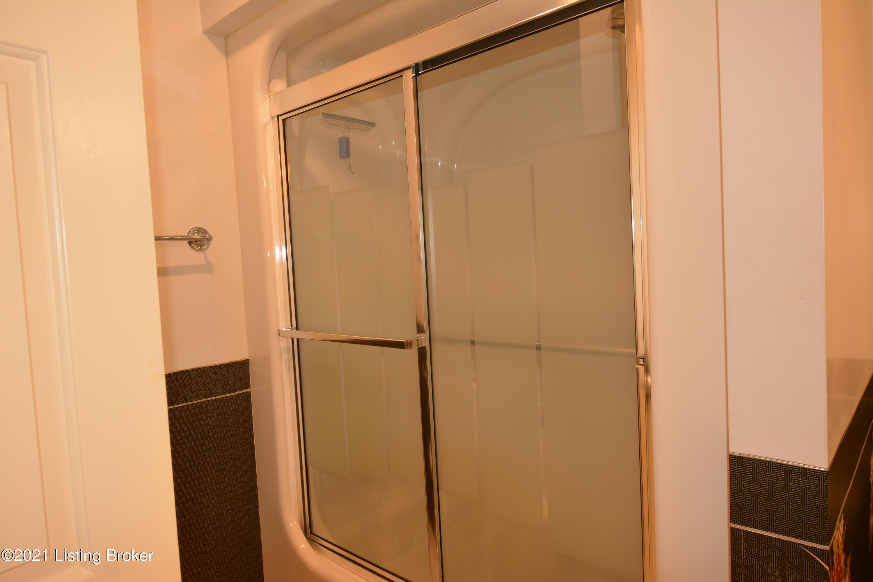 904 Bart Smith Road Smithfield, KY 40068 - Photo 27 of 65 Shower & Tub combo