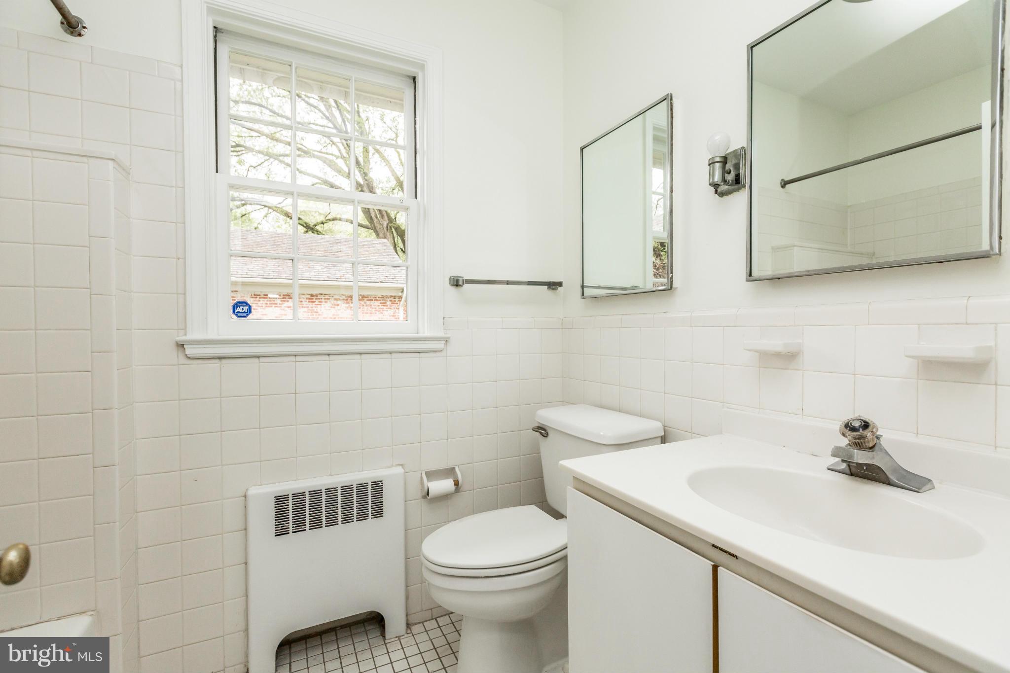 2019 Skyline Road Baltimore, MD 21204 - Photo 12 of 20 Bath