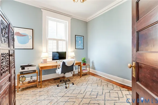 a en suite bathroom with a sink and a mirror