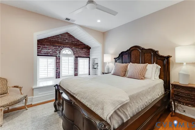 a view of house with a yard