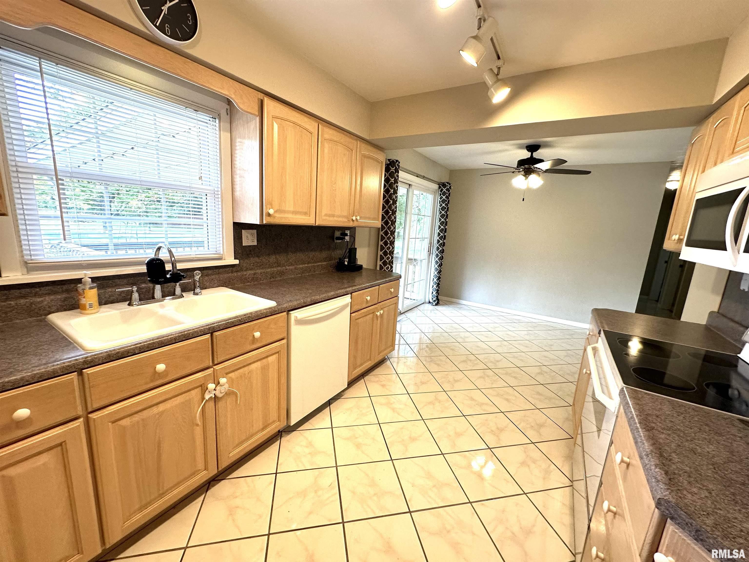 2037 Ross Road Centralia, IL 62801 - Photo 4 of 15