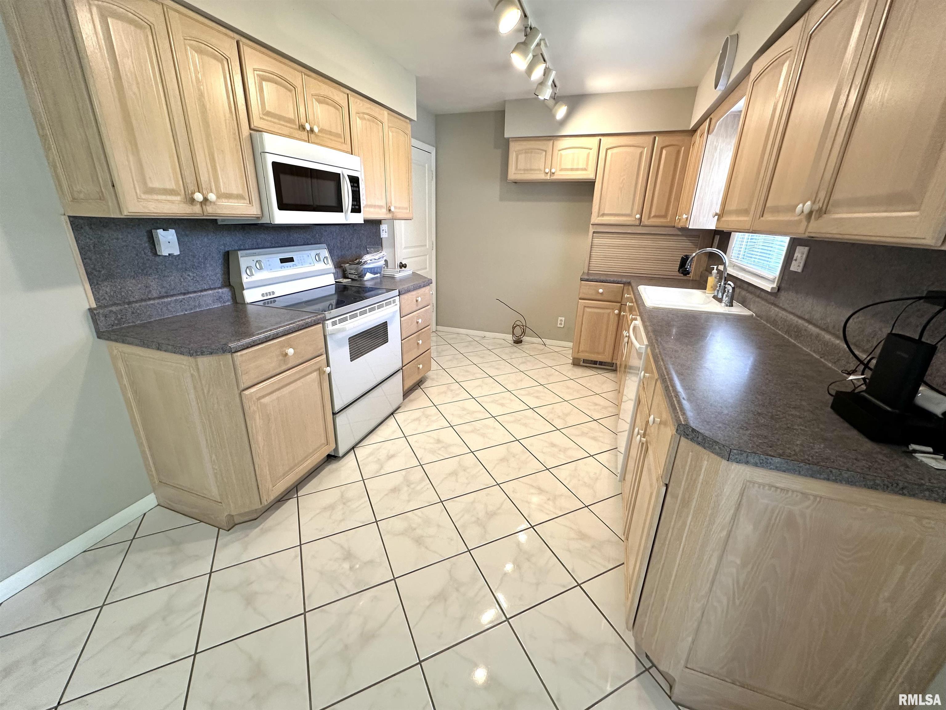 2037 Ross Road Centralia, IL 62801 - Photo 5 of 15