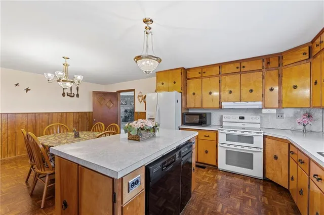 $425,000 | 2861 Highway 54, Moran, KS 66755